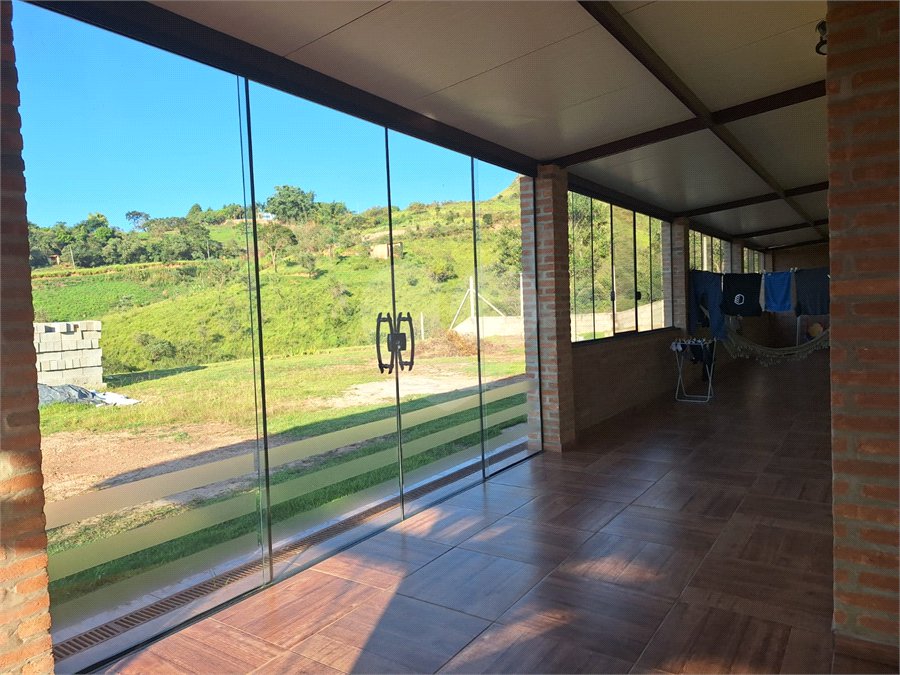 Chácara à venda com 4 quartos, sendo 2 suítes, em Recanto das Acácias, São Roque, SP