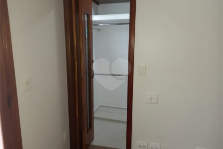 Sobrado à venda com 4 quartos, sendo 2 suítes, em Vila Hamburguesa, São Paulo, SP