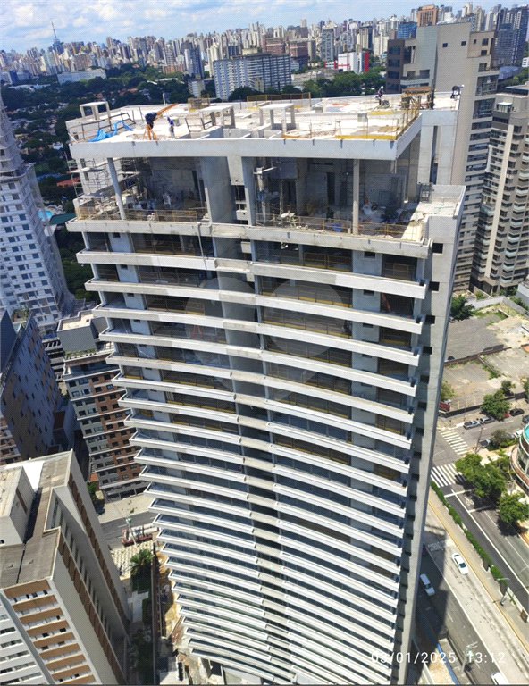 Apartamento à venda com 3 suítes em Moema, São Paulo, SP