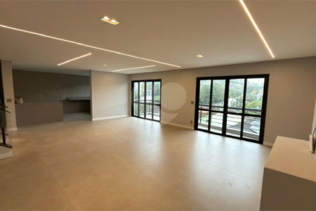 Sobrado de alto padrão no Swiss Park, totalmente reformado, com 4 suítes, piscina, elevador, espaço gourmet, 4 vagas e condomínio com lazer completo.