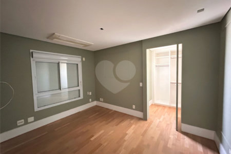 Apartamento à venda com 3 suítes em Moema, São Paulo, SP
