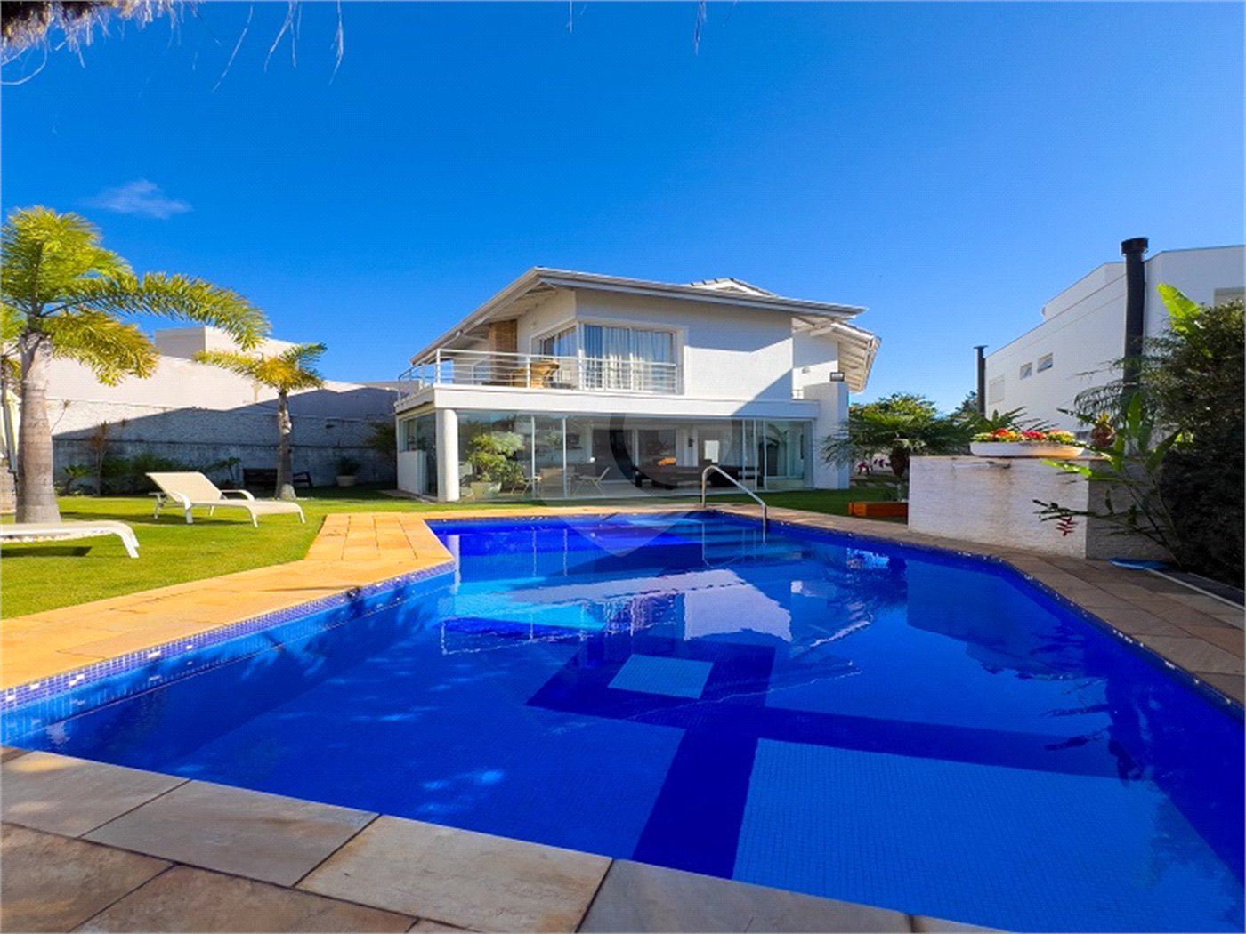 Casa à venda ou para alugar com 3 suítes no condomínio Figueira Garden, Atibaia - SP
