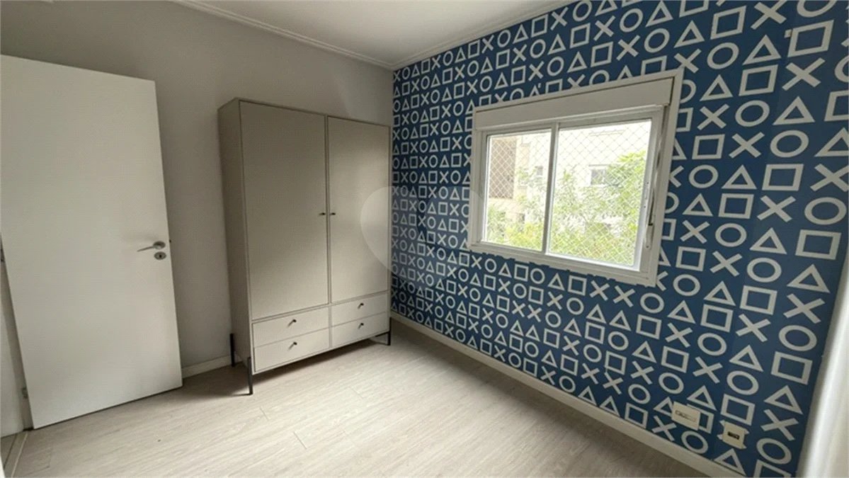 Apartamento de 155 m² com 4 dormitórios, varanda e 2 vagas de garagem. Condomínio com piscinas adulto, infantil e aquecida, lazer e portaria 24 horas.