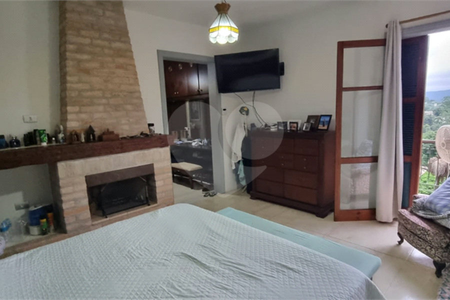 Sobrado à venda com 3 suítes em Serra da Cantareira, Mairiporã, SP