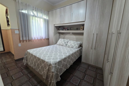 Casa à venda com 4 quartos, sendo 1 suíte, em Vila Paulo Silas, São Paulo, SP