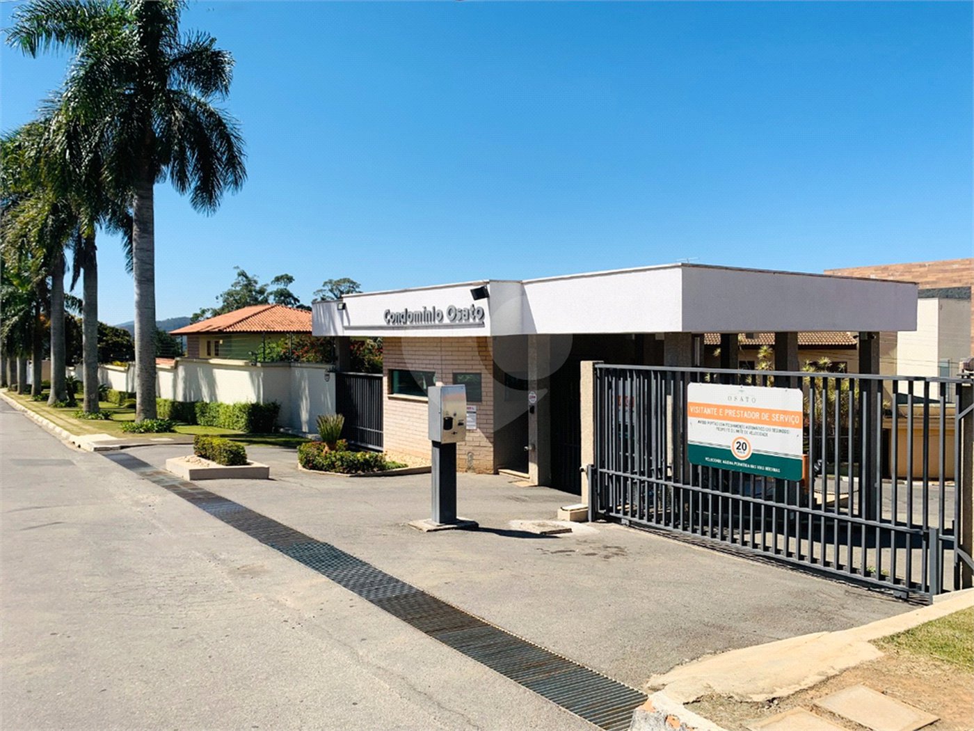 Casa à venda com 4 suítes no condomínio Osato, Atibaia - SP