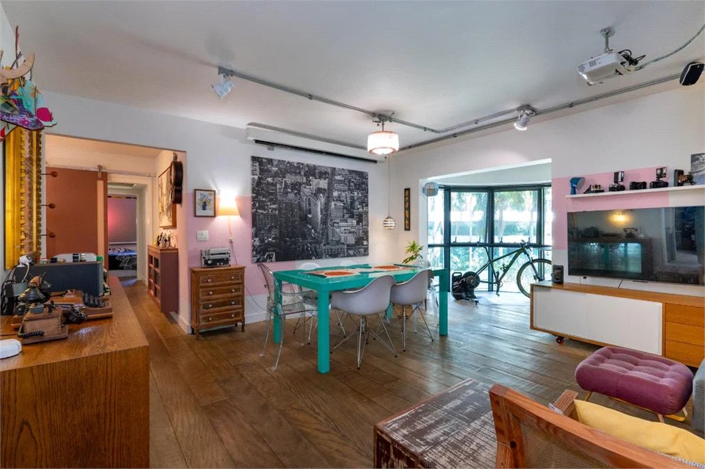 Apartamento à venda com 3 quartos, sendo 1 suíte, em Jardim Morumbi, São Paulo, SP
