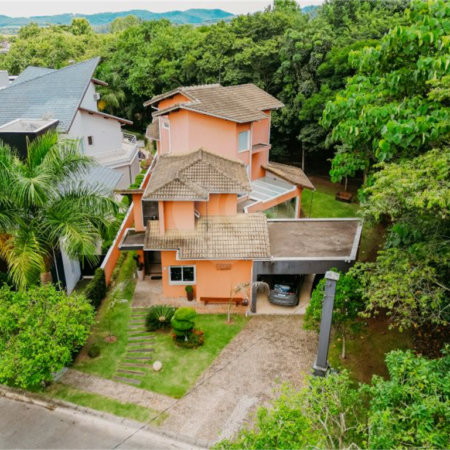Casa à venda com 5 quartos, sendo 4 suítes, no condomínio Figueira Garden, Atibaia - SP