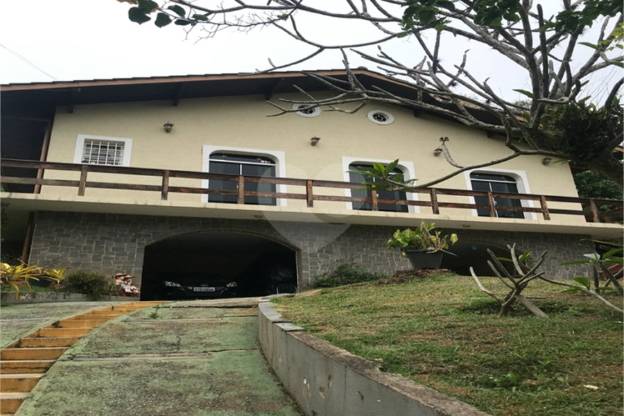 Sobrado à venda com 3 suítes em Serra da Cantareira, Mairiporã, SP