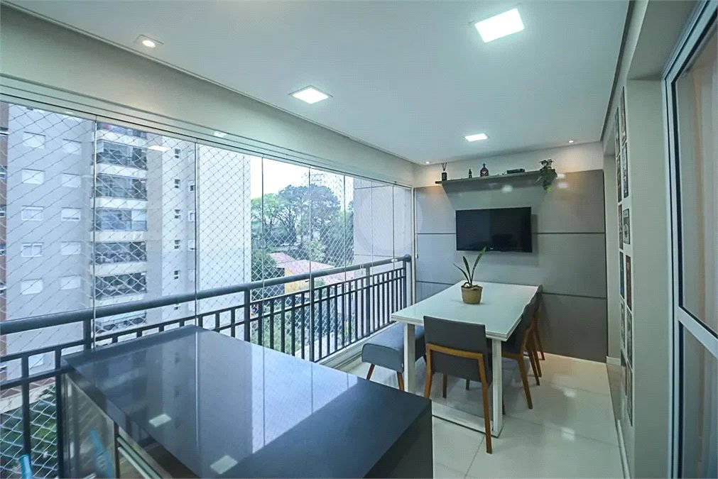 Espaço, conforto e uma localização privilegiada fazem deste apartamento mobiliado no Baeta Neves, em São Bernardo do Campo, uma excelente opção para seu novo lar. Com 118 m², três dormitórios e quatro banheiros, o imóvel oferece ambientes amplos para acomodar a família e receber amigos com comodidad