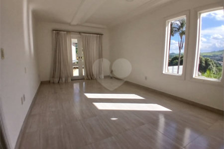 Casa à venda com 4 quartos, sendo 2 suítes, no condomínio Flamboyant, Atibaia - SP
