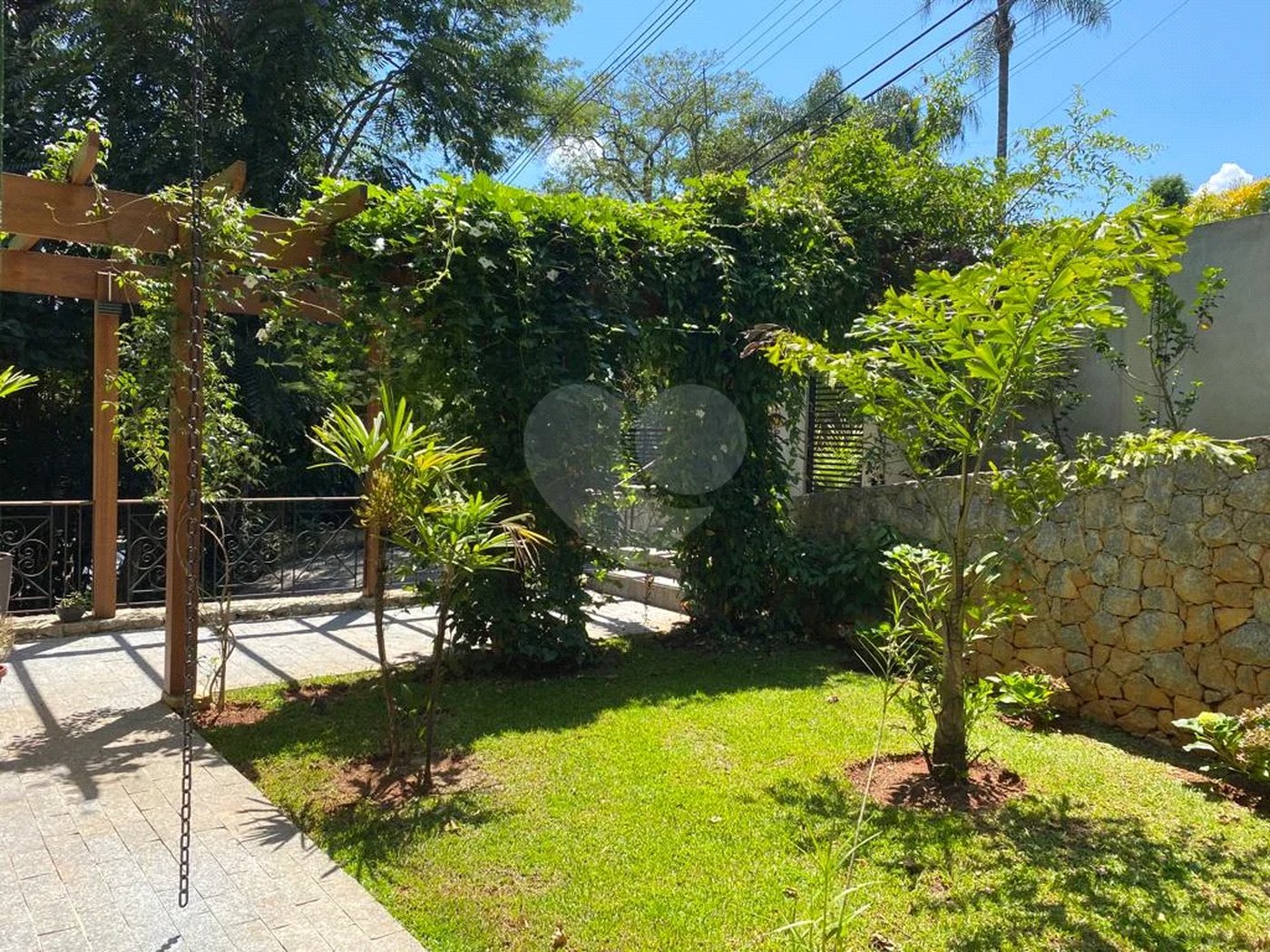 Casa à venda ou para alugar com 5 quartos, sendo 4 suítes, no condomínio Associação Reserva das Hortênsias, Mairiporã - SP