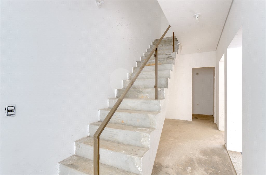 Casa à venda com 4 quartos, sendo 3 suítes, no condomínio Jardim Flora, São Paulo - SP