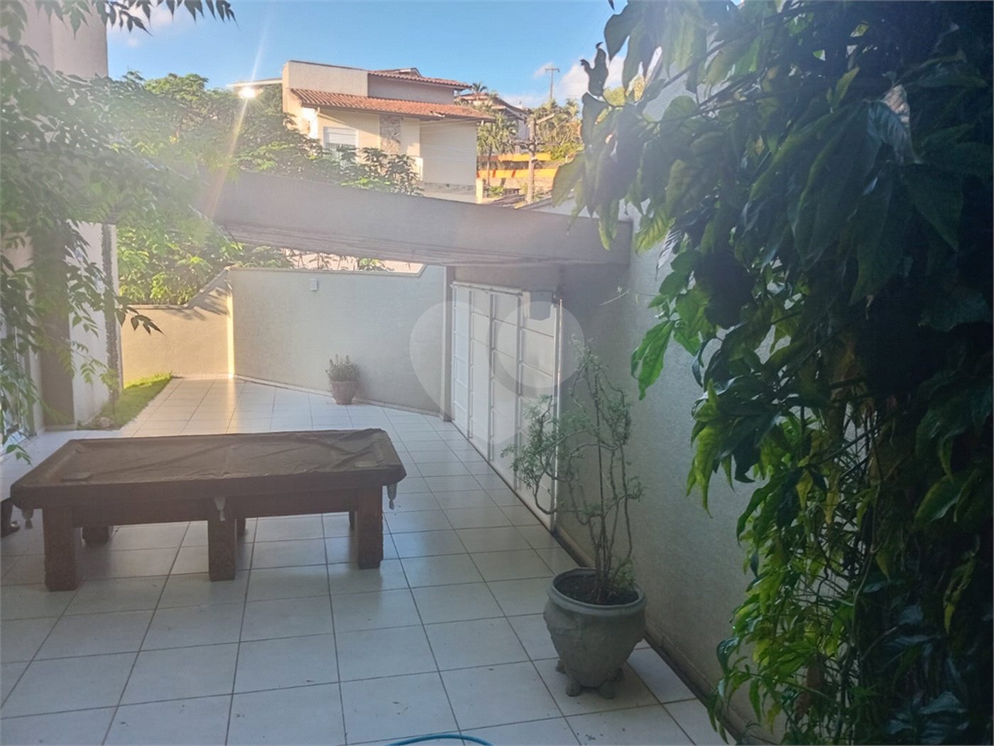 Casa à venda com 4 quartos, sendo 3 suítes, no condomínio Arco Iris, Atibaia - SP