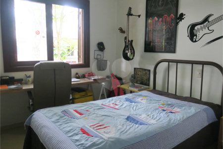 Casa à venda com 4 quartos, sendo 2 suítes, no condomínio Vila das Flores, São Paulo - SP