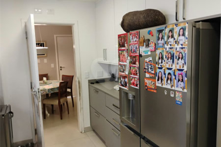 Apartamento reformado , 3 suítes , 3 vagas. Próximo a Avenida Paulista e metrô Brigadeiro . Prédio de construtora renomada. Único !