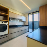 Indaiatuba - Quintas da Terracota - 1252 m² de terreno - casa térrea com 514 m² de área construída -3 vagas de garagem cobertas e 3 descobertas Lavabo - Sala de estar e jantar amplas e integradas - Escritório privativo - Cozinha toda equipada com geladeira, forno, micro-ondas, lava-louças,