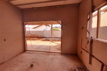 Casa em Construção com Área Gourmet e Piscina no Condomínio Damha II