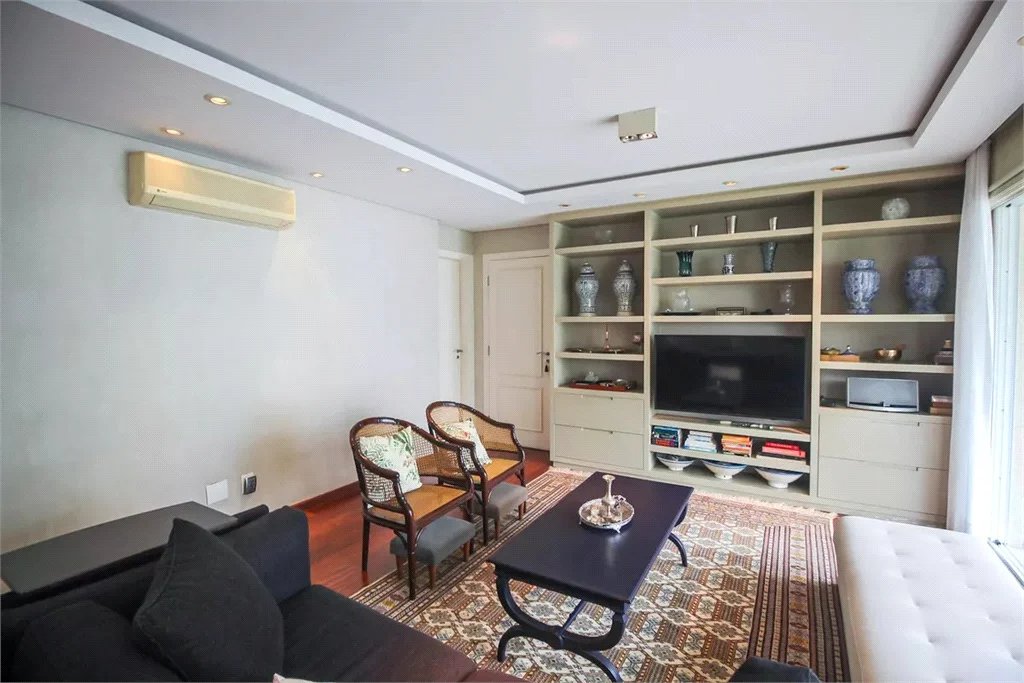 Apartamento à venda com 3 suítes em Real Parque, São Paulo, SP