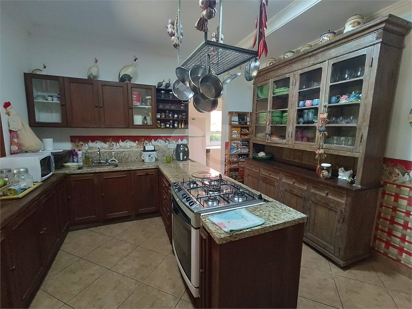 Casa à venda com 4 quartos, sendo 3 suítes, no condomínio Patrimônio do Carmo, São Roque - SP