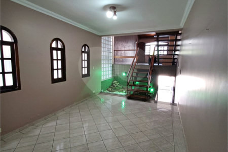 Sobrado à venda com 3 quartos, sendo 1 suíte,  em Jardim Pinheiros, São Paulo, SP