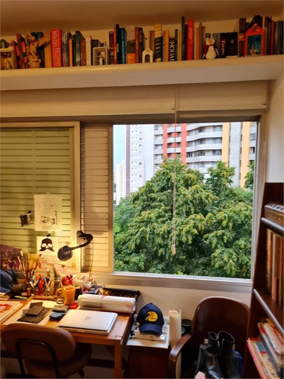 Apartamento na Vila Andrade rodeado de linda vista verde