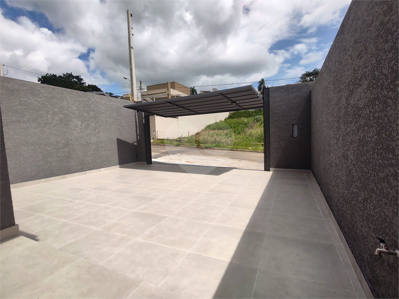 Casa térrea em Atibaia com 3 suítes, sala 2 ambientes, 2 vagas garagem, excelente localização, pronta para morar