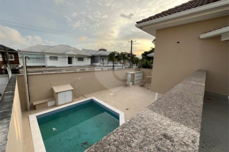 Casa à venda com 4 quartos, sendo 2 suítes, no condomínio Pedra Mar, Rio de Janeiro - RJ