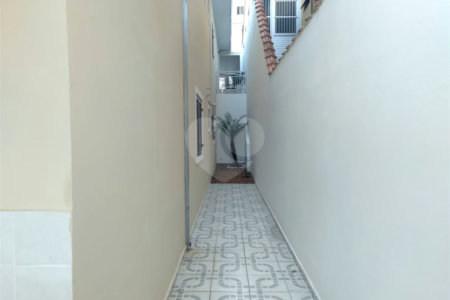 Sobrado espaçoso e bem localizado