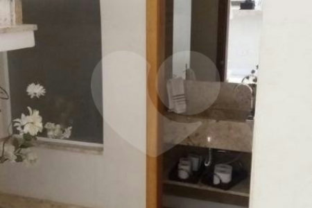 Sobrado à venda com 4 quartos, sendo 3 suítes, em Cambuci, São Paulo, SP