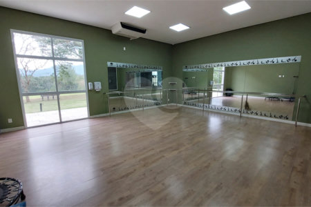 Casa à venda com 4 suítes no condomínio Figueira Garden, Atibaia - SP