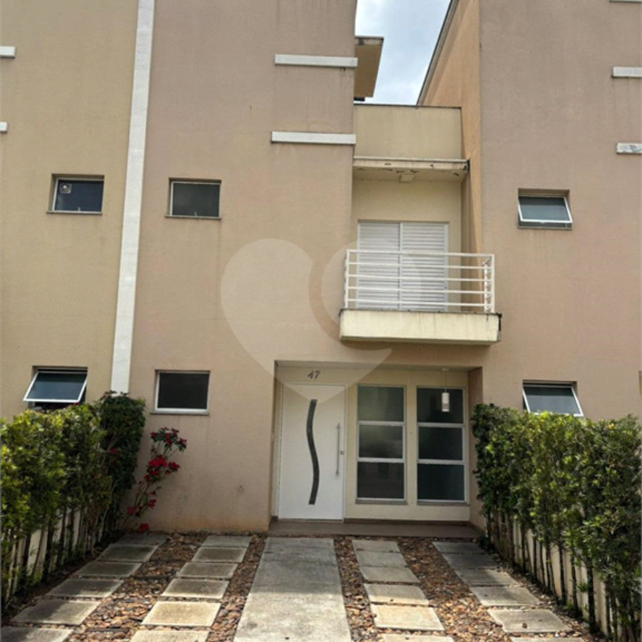 Casa à venda com 3 quartos, sendo 1 suíte, no condomínio Recanto das Araucárias, Suzano - SP