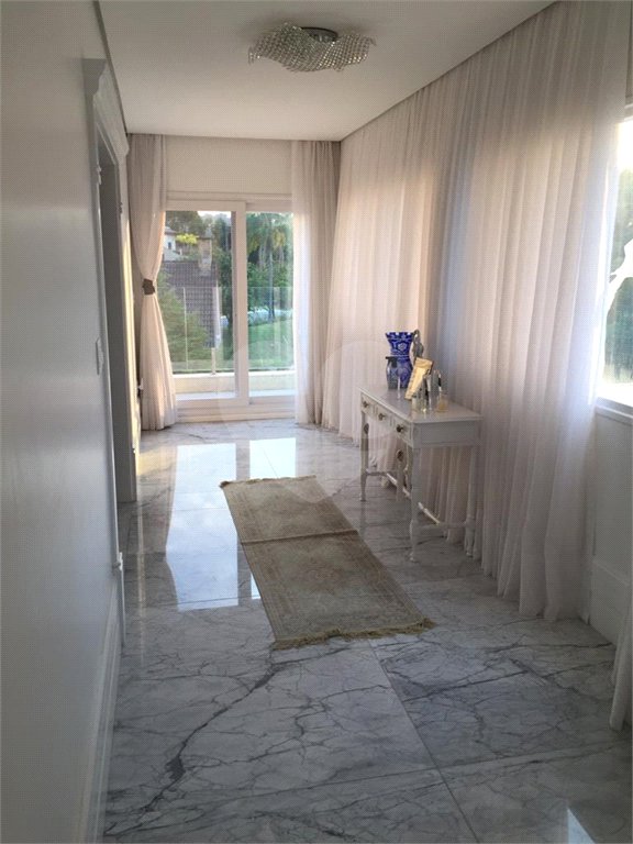 Casa à venda ou para alugar com 4 suítes no condomínio Suíça da Cantareira, Mairiporã - SP