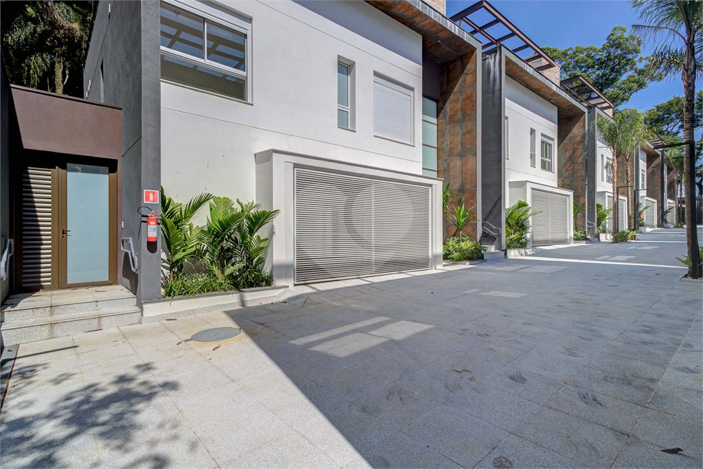 Casa à venda ou para alugar com 3 suítes no condomínio Jardim Flora, São Paulo - SP