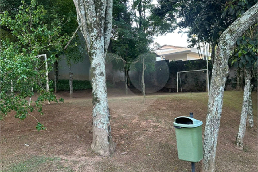 Casa à venda com 4 quartos, sendo 1 suíte,  no condomínio Jardim das Acácias, Cotia - SP