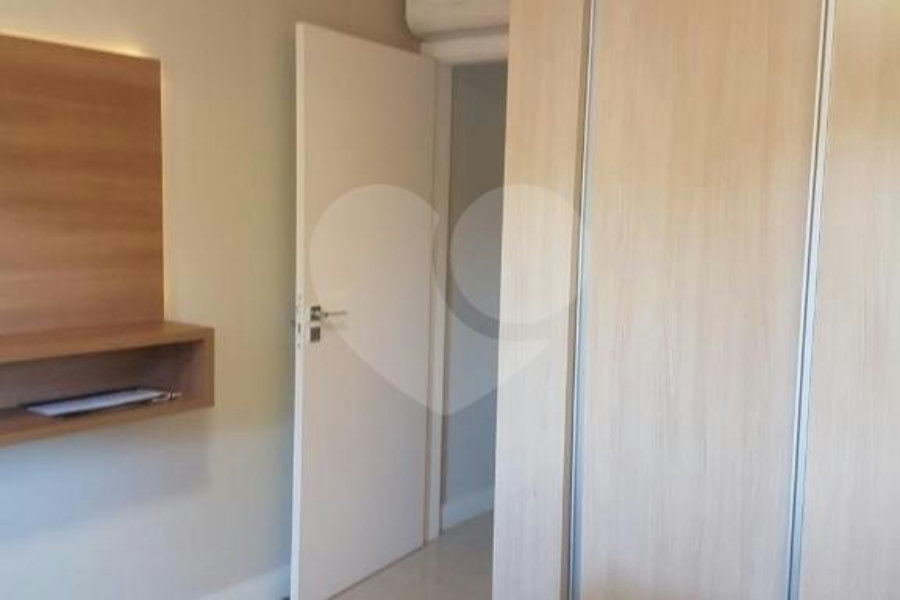 Sobrado à venda com 4 quartos, sendo 2 suítes, em Parque Maria Domitila, São Paulo, SP