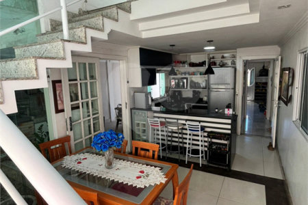 Casa à venda com 3 quartos, sendo 2 suítes, no condomínio Laura Serra, Rio de Janeiro - RJ