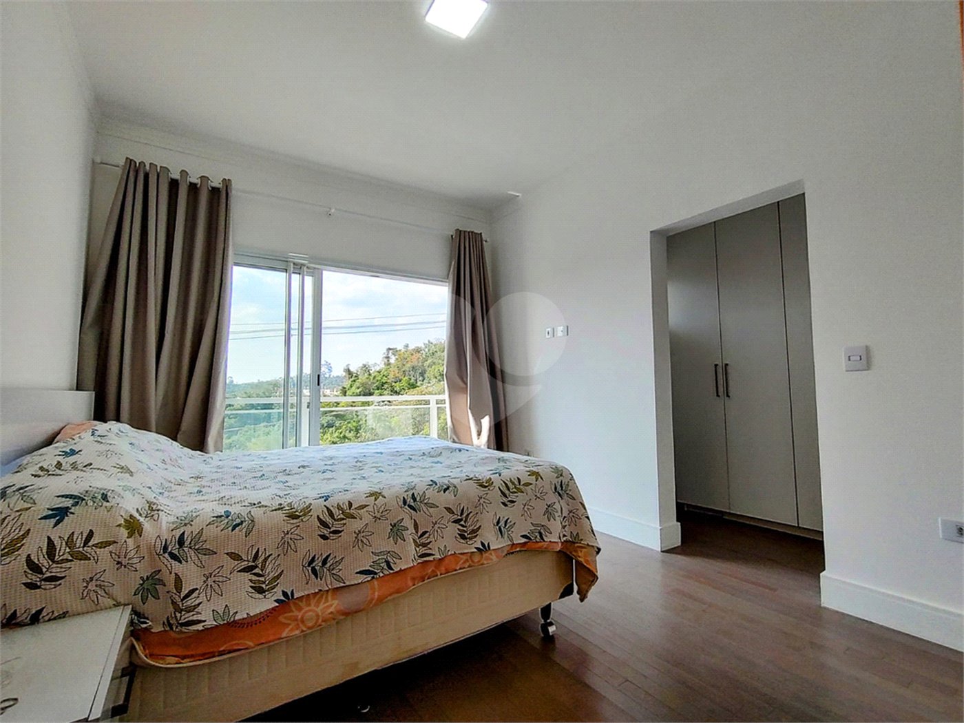 Casa à venda com 3 suítes no condomínio Residencial Alto da Floresta, Bom Jesus dos Perdões - SP
