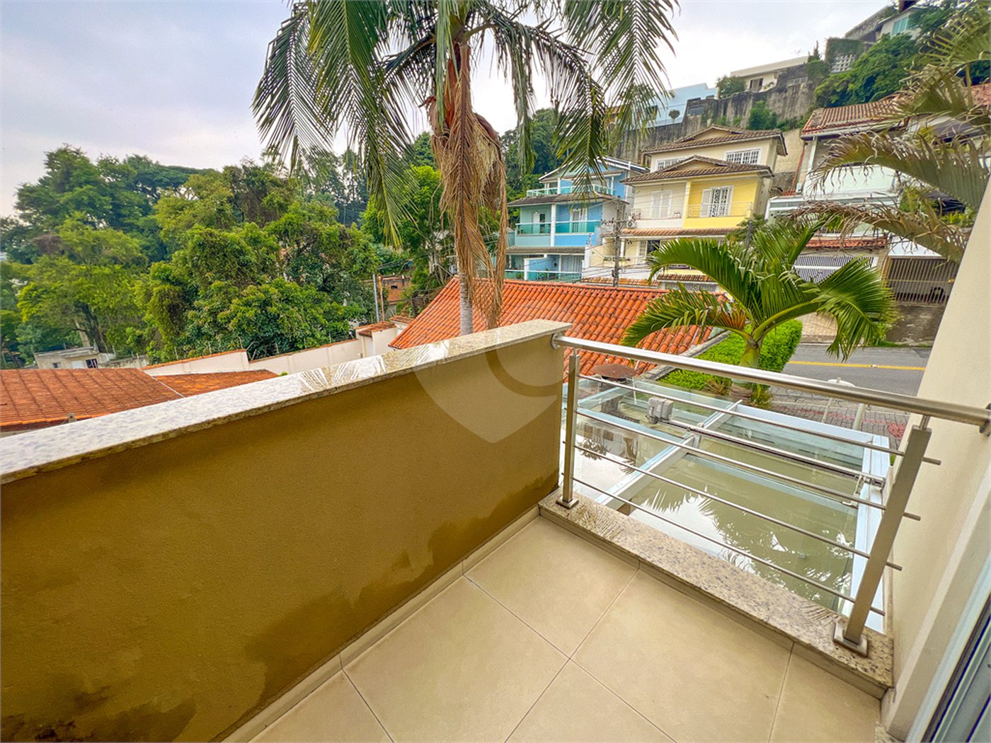 Casa à venda com 4 quartos, sendo 2 suítes,  no condomínio Floradas da Serra, São Paulo - SP
