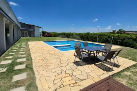 Casa à venda com 3 suítes no condomínio Chácaras Arumã, Sarapuí - SP