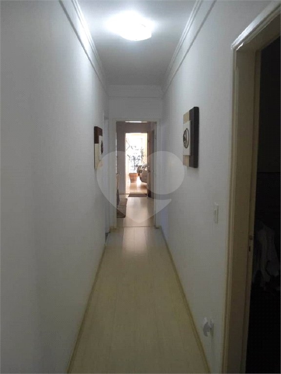 Casa Térrea com dormitórios, sendo 2 suítes.