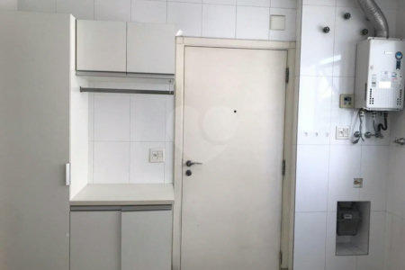 Apto 220 metros no Campo Belo. varanda, 5 vagas, 3 suítes. Visite