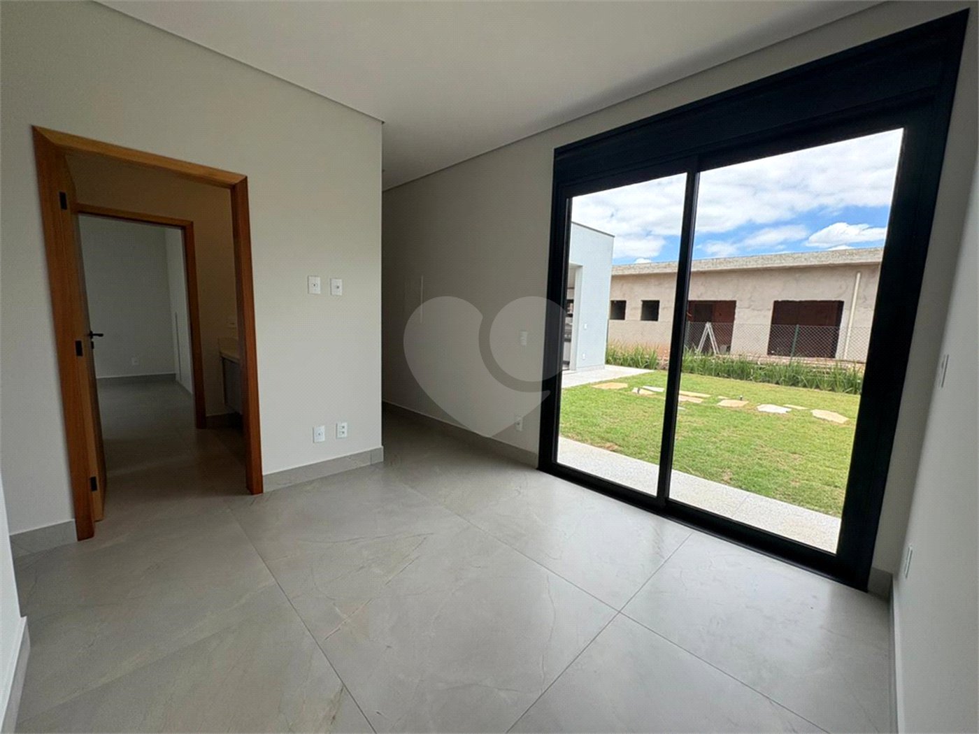 Casa à venda com 4 suítes no condomínio Portal dos Bandeirantes, Salto - SP