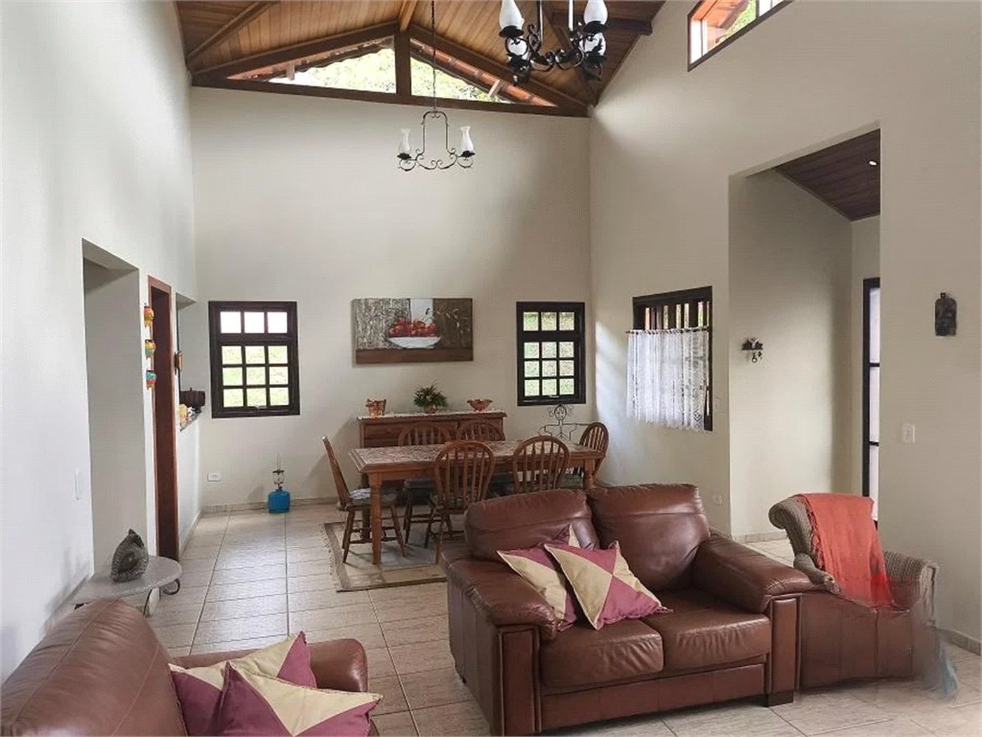 Casa à venda com 3 suítes no condomínio Granja Verediana, Ibiúna - SP