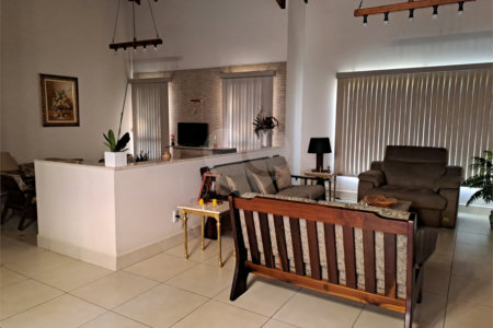 Casa à venda com 3 quartos, sendo 1 suíte, no condomínio Estância Marambaia, Vinhedo - SP