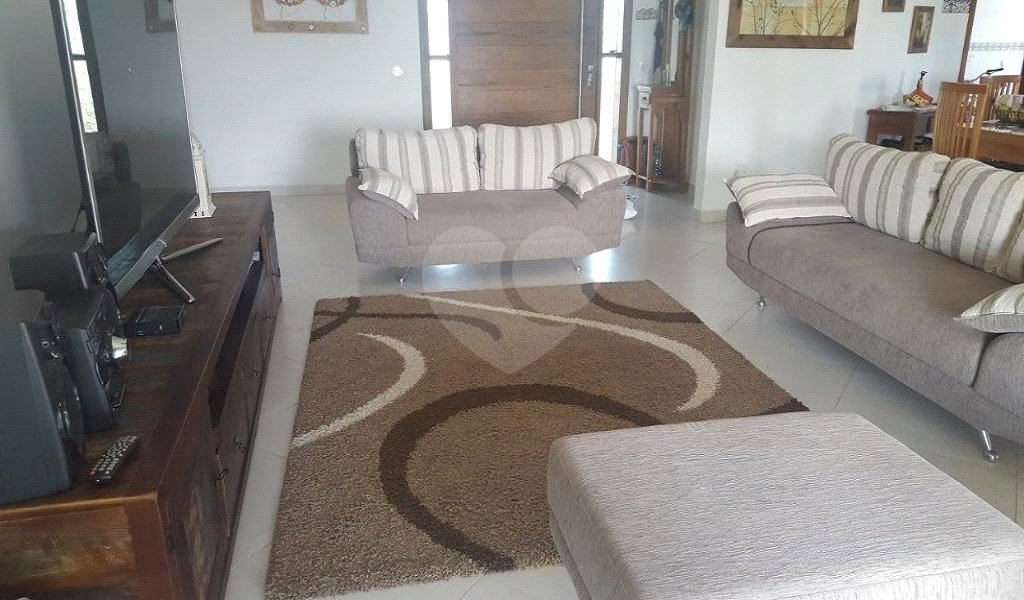 Casa à venda com 3 quartos, sendo 1 suíte, no condomínio Village Ipanema 1, Araçoiaba da Serra - SP