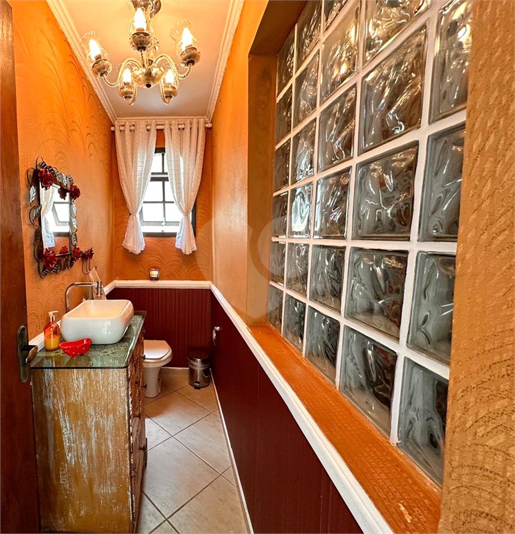 Casa à venda com 5 quartos, sendo 3 suítes, no condomínio Jd Itatinga, São Paulo - SP