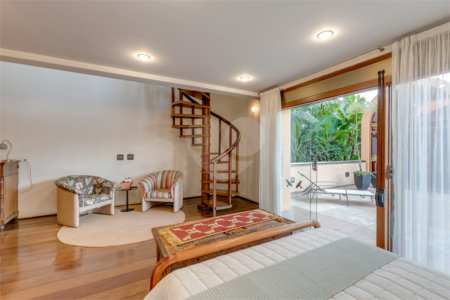 Casa à venda com 5 quartos, sendo 4 suítes, em Alto da Boa Vista, São Paulo, SP