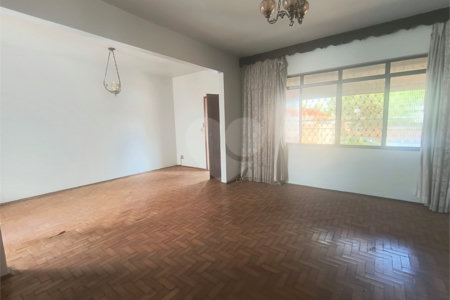 Casa à venda com 3 quartos, sendo 1 suíte, em Vila Santana, Araraquara, SP