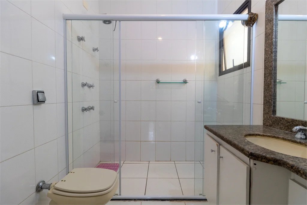Casa à venda com 4 quartos, sendo 2 suítes, no condomínio Vila das Flores, São Paulo - SP